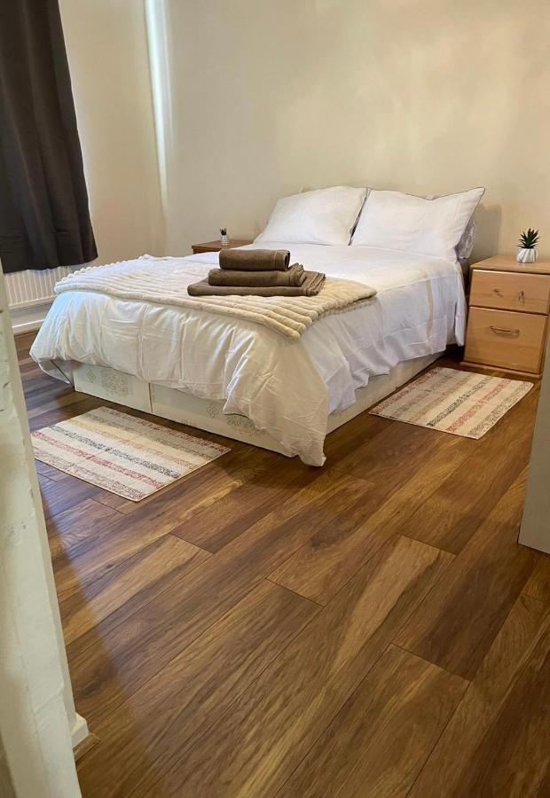 Single And Doubles Rooms Close To Central London Exteriör bild