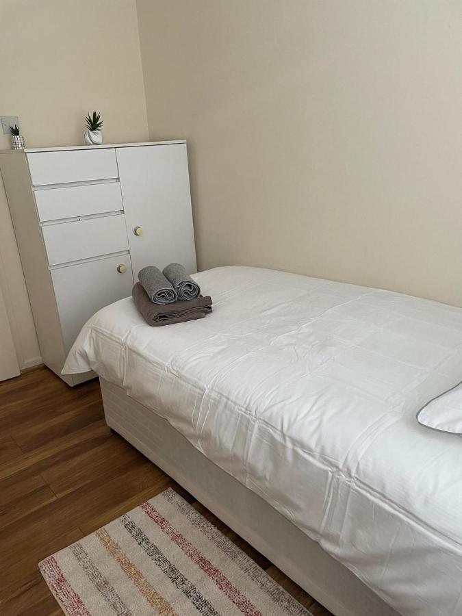 Single And Doubles Rooms Close To Central London Exteriör bild