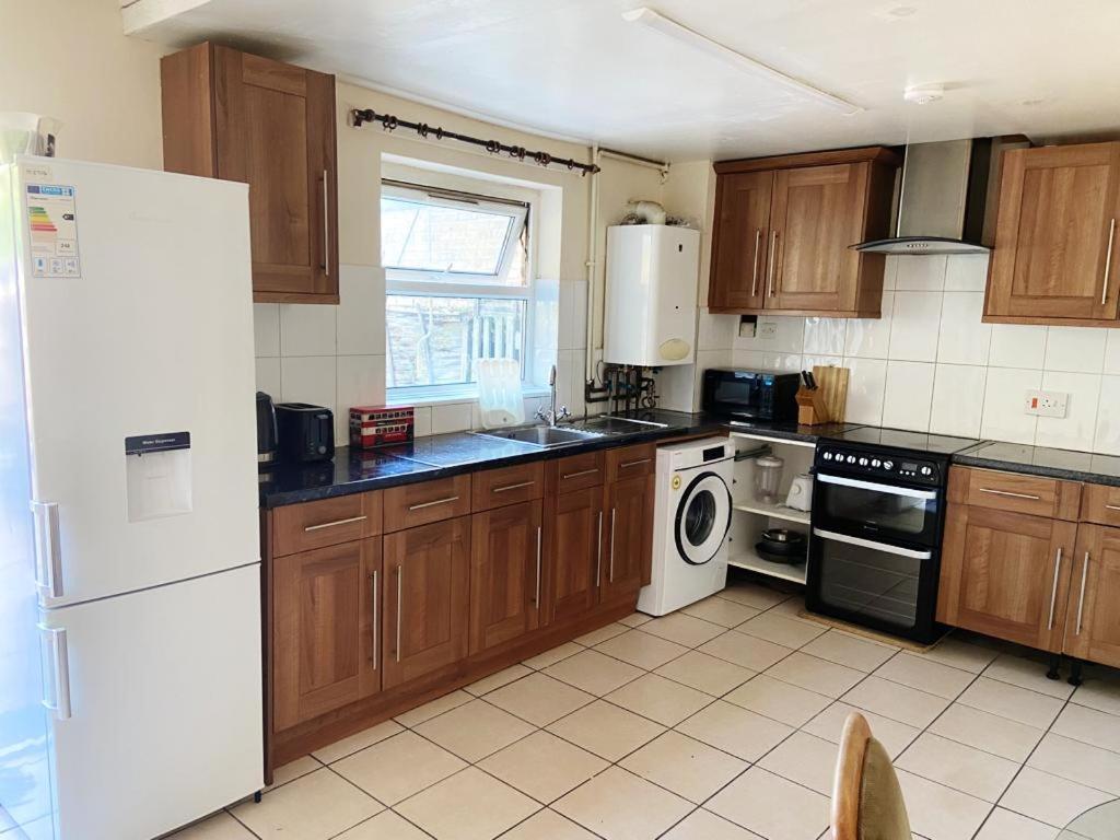 Single And Doubles Rooms Close To Central London Exteriör bild