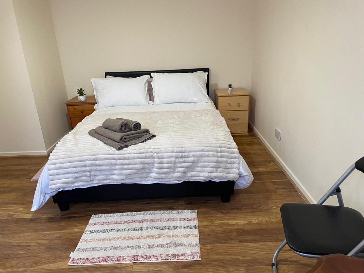 Single And Doubles Rooms Close To Central London Exteriör bild