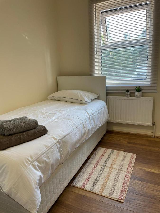 Single And Doubles Rooms Close To Central London Exteriör bild